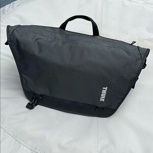Thule Black Messenger Bag with Durable Fabric and Sleek Design